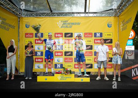 Der Franzose Arnaud Demare von Groupama-FDJ und der Belgier Dries Van Gestel, auf dem Podium nach dem eintägigen Radrennen „Druivenkoers“, 192 km von und nach Overijse, Mittwoch, 24. August 2022. BELGA FOTO JAMES ARTHUR GEKIERE Stockfoto