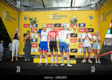 Der Franzose Arnaud Demare von Groupama-FDJ, der Franzose Matis Louvel von ARKEA-Samsic und der Belgier Dries Van Gestel auf dem Podium nach dem eintägigen Radrennen „Druivenkoers“, 192 km von und nach Overijse, Mittwoch, 24. August 2022. BELGA FOTO JAMES ARTHUR GEKIERE Stockfoto