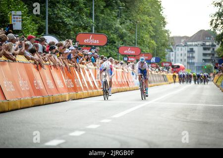 Der Franzose Arnaud Demare von Groupama-FDJ und der Belgier Dries Van Gestel, aufgenommen in Aktion während des eintägigen Radrennens „Druivenkoers“, 192 km von und nach Overijse, Mittwoch, 24. August 2022. BELGA FOTO JAMES ARTHUR GEKIERE Stockfoto