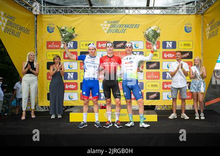 Der Franzose Arnaud Demare von Groupama-FDJ, der Franzose Matis Louvel von ARKEA-Samsic und der Belgier Dries Van Gestel auf dem Podium nach dem eintägigen Radrennen „Druivenkoers“, 192 km von und nach Overijse, Mittwoch, 24. August 2022. BELGA FOTO JAMES ARTHUR GEKIERE Stockfoto