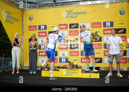 Der Franzose Arnaud Demare von Groupama-FDJ und der Belgier Dries Van Gestel, auf dem Podium nach dem eintägigen Radrennen „Druivenkoers“, 192 km von und nach Overijse, Mittwoch, 24. August 2022. BELGA FOTO JAMES ARTHUR GEKIERE Stockfoto