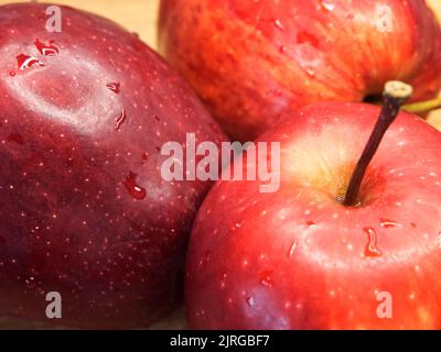 Drei große rote Äpfel, Nahaufnahme. Appetitlich reife Früchte, Makro. Stockfoto