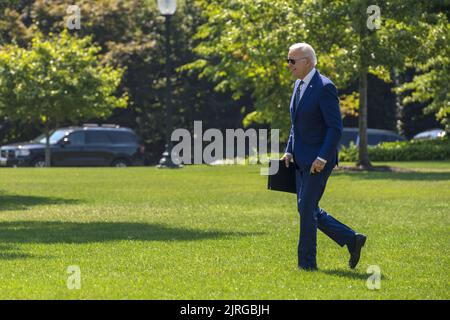 Washington, Usa. 24. August 2022. Präsident Joe Biden kommt auf dem South Lawn des Weißen Hauses in Washington, DC an, nachdem er Rehoboth Beach, Delaware, am Mittwoch, den 24. August 2022 besucht hat. Foto von Bonnie Cash/UPI Credit: UPI/Alamy Live News Stockfoto