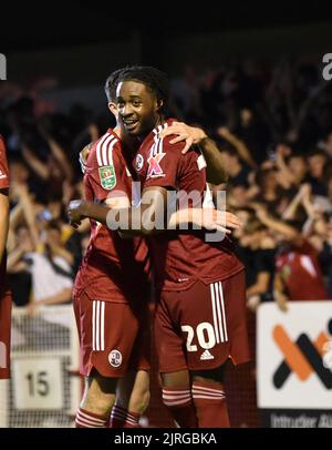 James Balagizi von Crawley feiert das zweite Tor während des zweiten Spiels der EFL Carabao Cup Runde zwischen Crawley Town und Fulham im Broadfield Stadium , Crawley , Großbritannien - 23.. August 2022 nur für redaktionelle Verwendung. Keine Verkaufsförderung. Für Football-Bilder gelten Einschränkungen für FA und Premier League. Keine Nutzung des Internets/Handys ohne FAPL-Lizenz - für Details wenden Sie sich an Football Dataco Stockfoto