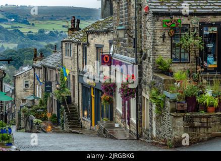 Haworth Main Street. Haworth war die Heimat der Bronte-Schwestern und ist ein berühmtes Yorkshire-Dorf. Stockfoto