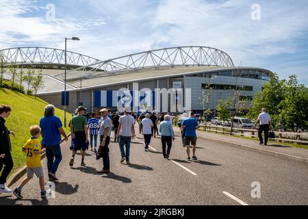 Die Fußballnationalmannschaft von Brighton und Hove Albion machen sich auf den Weg zum Amex-Stadion für Ein Premier League-Spiel, Brighton, Sussex, Großbritannien. Stockfoto