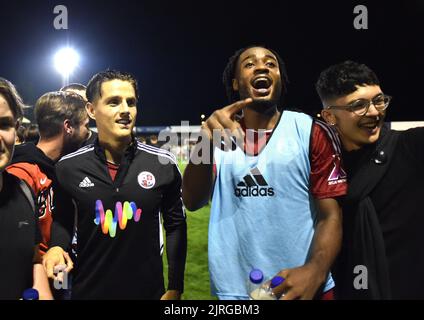 Torschützenkönige Tom Nichols (links) und James Balagizi aus Crawley feiern mit ihren Fans nach ihrem Sieg beim zweiten Spiel des EFL Carabao Cup zwischen Crawley Town und Fulham im Broadfield Stadium , Crawley , Großbritannien - 23.. August 2022 nur für redaktionelle Verwendung. Keine Verkaufsförderung. Für Football-Bilder gelten Einschränkungen für FA und Premier League. Keine Nutzung des Internets/Handys ohne FAPL-Lizenz - für Details wenden Sie sich an Football Dataco Stockfoto