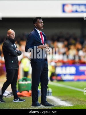 Crawley-Manager Kevin Betsy während des zweiten Spiels der EFL Carabao Cup Runde zwischen Crawley Town und Fulham im Broadfield Stadium , Crawley , Großbritannien - 23.. August 2022 nur für redaktionelle Verwendung. Keine Verkaufsförderung. Für Football-Bilder gelten Einschränkungen für FA und Premier League. Keine Nutzung des Internets/Handys ohne FAPL-Lizenz - für Details wenden Sie sich an Football Dataco Stockfoto