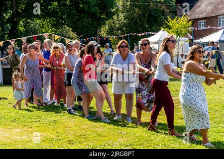 Ein Womens Tug of war Team treten im jährlichen Fairwarp Village Fete, Fairwarp, East Sussex, Großbritannien, auf. Stockfoto