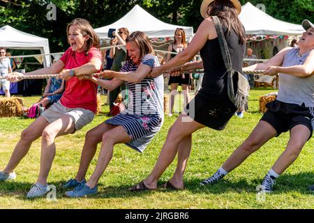 Ein Womens Tug of war Team treten im jährlichen Fairwarp Village Fete, Fairwarp, East Sussex, Großbritannien, auf. Stockfoto