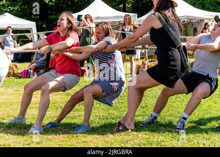 Ein Womens Tug of war Team treten im jährlichen Fairwarp Village Fete, Fairwarp, East Sussex, Großbritannien, auf. Stockfoto