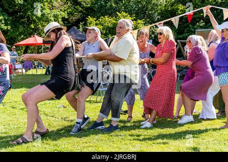 Ein Womens Tug of war Team treten im jährlichen Fairwarp Village Fete, Fairwarp, East Sussex, Großbritannien, auf. Stockfoto