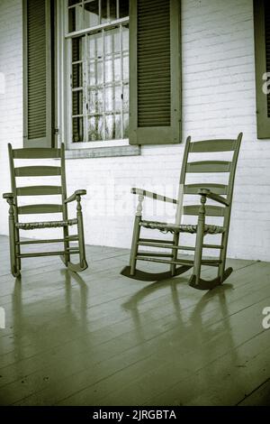 Eine vertikale Aufnahme von Schaukelstühlen auf der Veranda im Carnton Mansion in Tennessee Stockfoto