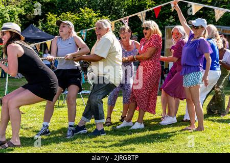 Ein Womens Tug of war Team treten im jährlichen Fairwarp Village Fete, Fairwarp, East Sussex, Großbritannien, auf. Stockfoto