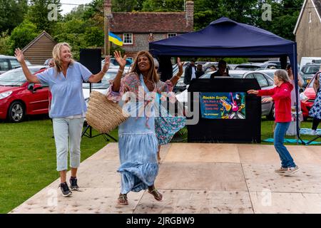 Frauen tanzen im Annual Nutley Village Fete, Nutley, East Sussex, Großbritannien. Stockfoto