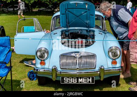 Eine Oldtimer-Show im Nutley Village Fete, Nutley, East Sussex, Großbritannien. Stockfoto