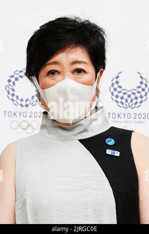 Tokio, Japan. 24. August 2022. Die Gouverneurin von Tokio, Yuriko Koike, beantwortet Fragen von Journalisten nach der Teilnahme an der Veranstaltung zum einjährigen Jubiläum der Paralympischen Spiele 2020 in Tokio in der Ariake Arena. (Bild: © Rodrigo Reyes Marin/ZUMA Press Wire) Stockfoto