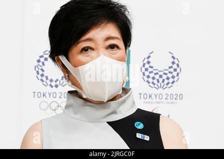 Tokio, Japan. 24. August 2022. Die Gouverneurin von Tokio, Yuriko Koike, beantwortet Fragen von Journalisten nach der Teilnahme an der Veranstaltung zum einjährigen Jubiläum der Paralympischen Spiele 2020 in Tokio in der Ariake Arena. (Bild: © Rodrigo Reyes Marin/ZUMA Press Wire) Stockfoto