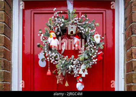 Ein traditioneller Weihnachtskranz hängt an Einer Haustür in der High Street, Lewes, East Sussex, Großbritannien. Stockfoto