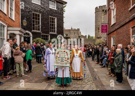 Die Knoten von May Female Morris Dancers warten vor Lewes Castle, um an der jährlichen Garland Day Parade in Lewes, East Sussex, Großbritannien, teilzunehmen. Stockfoto