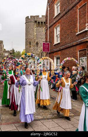 The Knots of May Female Morris Dancers treten vor Lewes Castle während der jährlichen Garland Day Parade in Lewes, East Sussex, Großbritannien, auf. Stockfoto