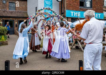 Die Knots of May Female Morris Dancers treten vor dem Dorset Pub in Lewes, East Sussex, Großbritannien, auf. Stockfoto