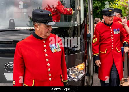 Das Chelsea Pensioners Bowls Team kommt in Lewes an, um das Local Bowls Team, Lewes, East Sussex, Großbritannien, zu spielen. Stockfoto