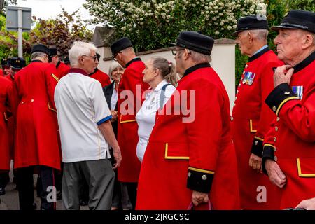 Das Chelsea Pensioners Bowls Team kommt in Lewes an, um das Local Bowls Team, Lewes, East Sussex, Großbritannien, zu spielen. Stockfoto