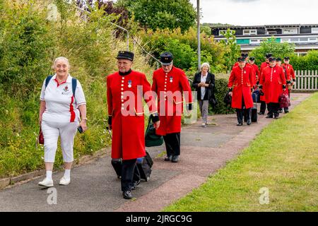 Das Chelsea Pensioners Bowls Team kommt in Lewes an, um das Local Bowls Team, Lewes, East Sussex, Großbritannien, zu spielen. Stockfoto