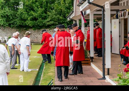 Das Chelsea Pensioners Bowls Team kommt in Lewes an, um das Local Bowls Team, Lewes, East Sussex, Großbritannien, zu spielen. Stockfoto