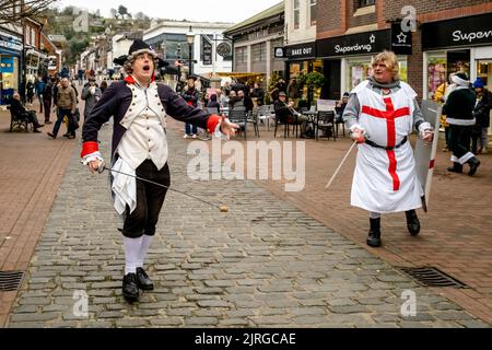 Sompting Village Morris Men spielen Ein traditionelles Mummers Play in der High Street, Lewes, East Sussex, Großbritannien. Stockfoto