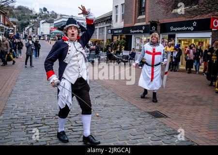 Sompting Village Morris Men spielen Ein traditionelles Mummers Play in der High Street, Lewes, East Sussex, Großbritannien. Stockfoto