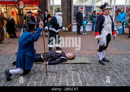 Sompting Village Morris Men spielen Ein traditionelles Mummers Play in der High Street, Lewes, East Sussex, Großbritannien. Stockfoto