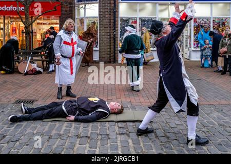 Sompting Village Morris Men spielen Ein traditionelles Mummers Play in der High Street, Lewes, East Sussex, Großbritannien. Stockfoto