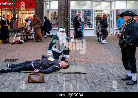 Sompting Village Morris Men spielen Ein traditionelles Mummers Play in der High Street, Lewes, East Sussex, Großbritannien. Stockfoto