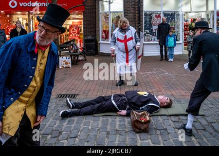 Sompting Village Morris Men spielen Ein traditionelles Mummers Play in der High Street, Lewes, East Sussex, Großbritannien. Stockfoto