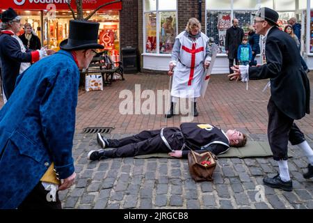 Sompting Village Morris Men spielen Ein traditionelles Mummers Play in der High Street, Lewes, East Sussex, Großbritannien. Stockfoto