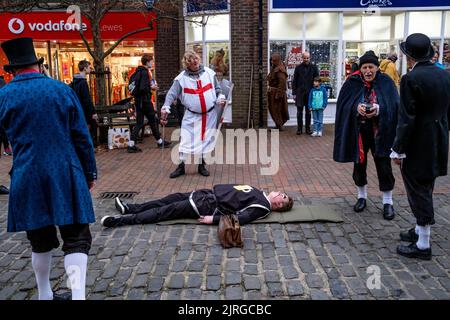 Sompting Village Morris Men spielen Ein traditionelles Mummers Play in der High Street, Lewes, East Sussex, Großbritannien. Stockfoto