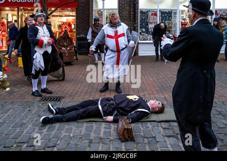 Sompting Village Morris Men spielen Ein traditionelles Mummers Play in der High Street, Lewes, East Sussex, Großbritannien. Stockfoto