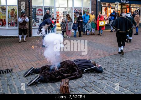 Sompting Village Morris Men spielen Ein traditionelles Mummers Play in der High Street, Lewes, East Sussex, Großbritannien. Stockfoto