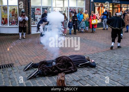 Sompting Village Morris Men spielen Ein traditionelles Mummers Play in der High Street, Lewes, East Sussex, Großbritannien. Stockfoto