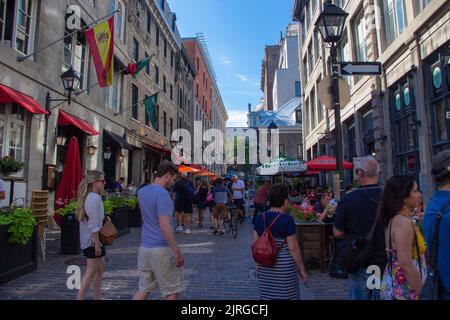 Touristen, die in der Altstadt von Montreal auf einer Straße spazieren Stockfoto