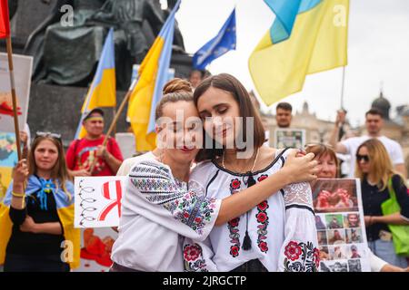 Krakau, Polen. 24. August 2022. Junge ukrainische Frauen umarmen sich während einer Demonstration am Unabhängigkeitstag der Ukraine auf dem Hauptplatz in Krakau, Polen. Der Tag markiert den 31.. Jahrestag der Unabhängigkeit der Ukraine und 182 Tage seit Beginn der russischen Vollinvasion. (Bild: © Beata Zawrzel/ZUMA Press Wire) Stockfoto