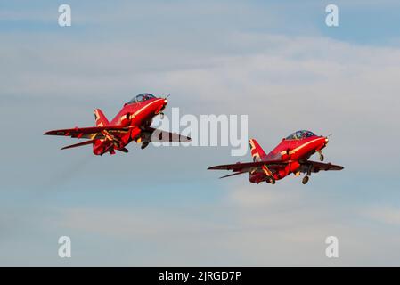 RAF Red Arrows BAE Hawk-Düsenflugzeuge starten vom Londoner Flughafen Southend nach Scampton, nachdem sie auf Flugshows in Südengland gezeigt wurden Stockfoto