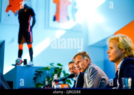 ZEIST, NIEDERLANDE - 24. AUGUST: Neuer zugewiesener Trainer Andries Jonker aus den Niederlanden während einer Pressekonferenz der niederländischen Frauen-Fußballmannschaft auf dem KNVB-Campus am 24. August 2022 in Zeist, Niederlande (Foto: Rene Nijhuis/Orange Picots) Stockfoto