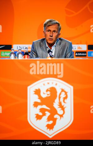 ZEIST, NIEDERLANDE - 24. AUGUST: Neuer zugewiesener Trainer Andries Jonker aus den Niederlanden während einer Pressekonferenz der niederländischen Frauen-Fußballmannschaft auf dem KNVB-Campus am 24. August 2022 in Zeist, Niederlande (Foto: Rene Nijhuis/Orange Picots) Stockfoto