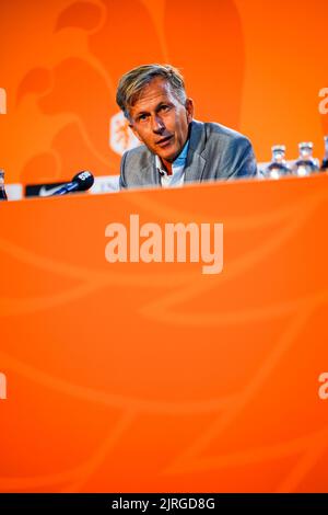 ZEIST, NIEDERLANDE - 24. AUGUST: Neuer zugewiesener Trainer Andries Jonker aus den Niederlanden während einer Pressekonferenz der niederländischen Frauen-Fußballmannschaft auf dem KNVB-Campus am 24. August 2022 in Zeist, Niederlande (Foto: Rene Nijhuis/Orange Picots) Stockfoto