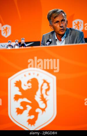 ZEIST, NIEDERLANDE - 24. AUGUST: Neuer zugewiesener Trainer Andries Jonker aus den Niederlanden während einer Pressekonferenz der niederländischen Frauen-Fußballmannschaft auf dem KNVB-Campus am 24. August 2022 in Zeist, Niederlande (Foto: Rene Nijhuis/Orange Picots) Stockfoto