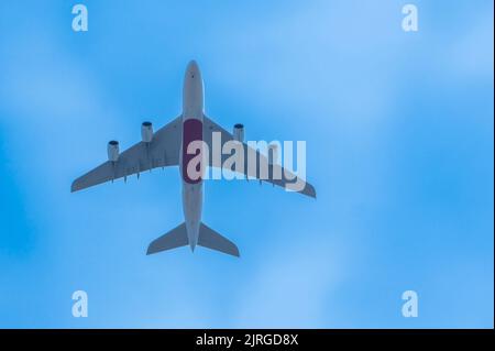 Airbus A380 Super Jumbo fliegt über Kopf durch blauen Himmel Stockfoto