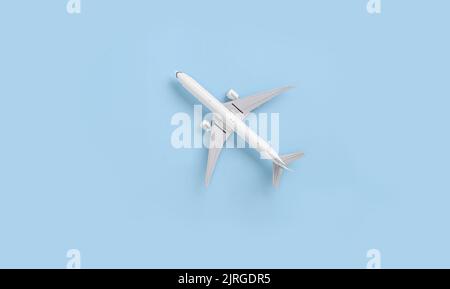 Spielzeug-Flugzeug auf einem blauen Hintergrund Draufsicht Stockfoto